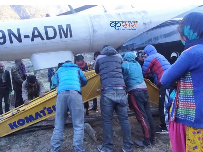 हेलिकाेप्टर मार्फत चैतिखारा पुर्याइएको डोजरले एक सातापछि सडक खन्ने